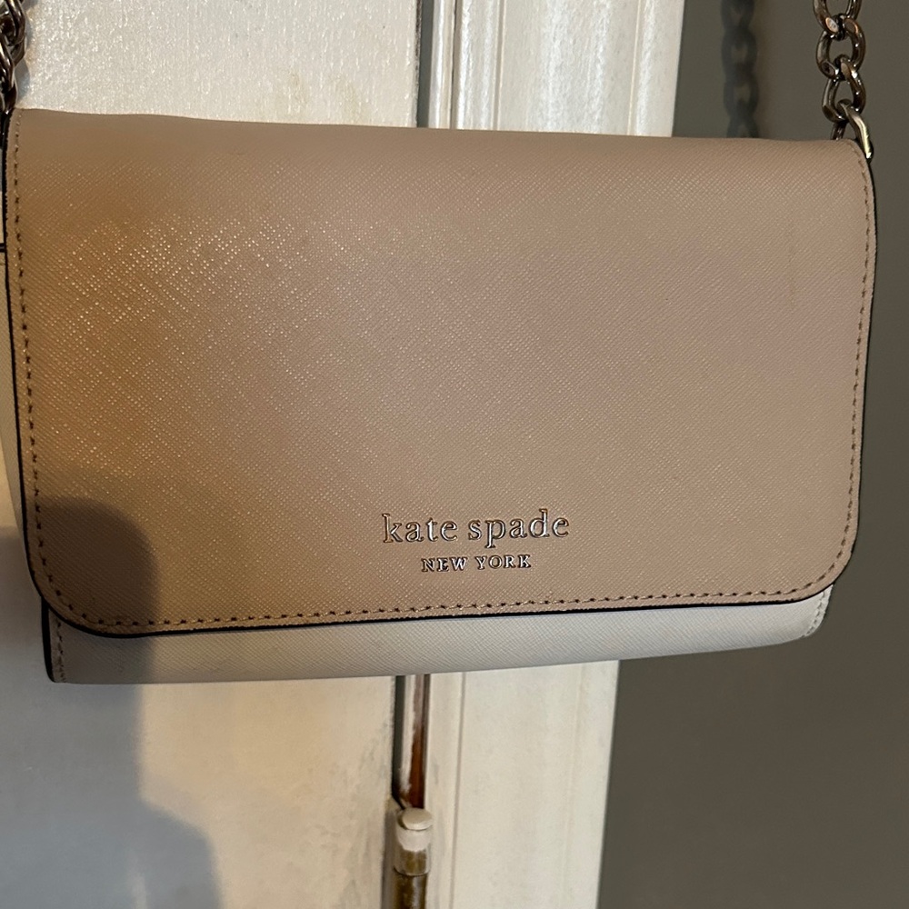 kate spade Two-Tone Beige and White Crossbody Bag with Chain Strap